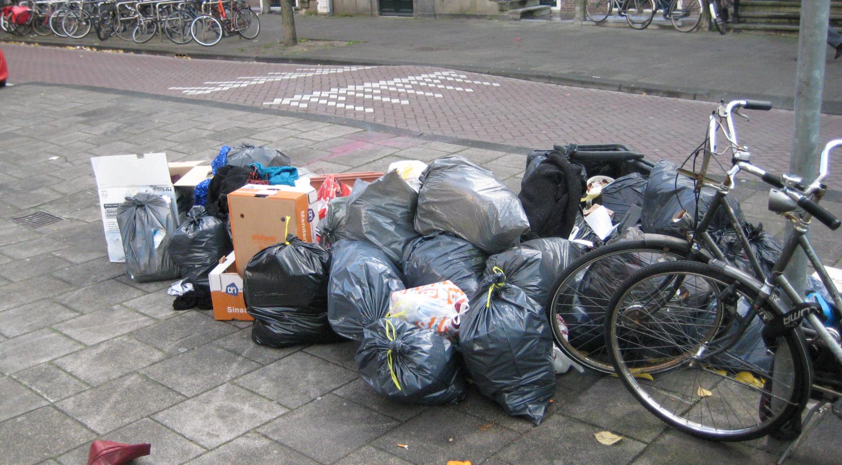 Amsterdam stopt met ophalen van losse vuilniszakken om zwerfvuil te bestrijden