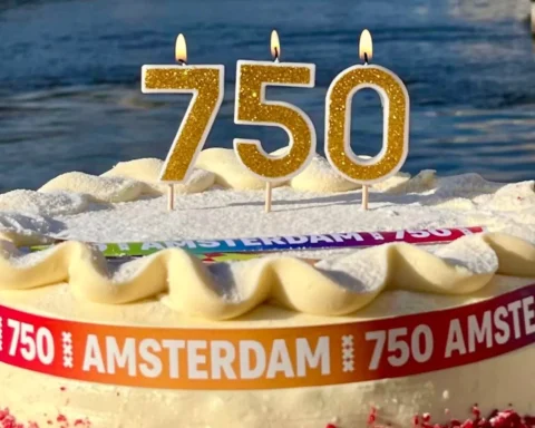 Amsterdamse burgemeester deelt gratis cake op laatste dag van 750-jarig jubileum