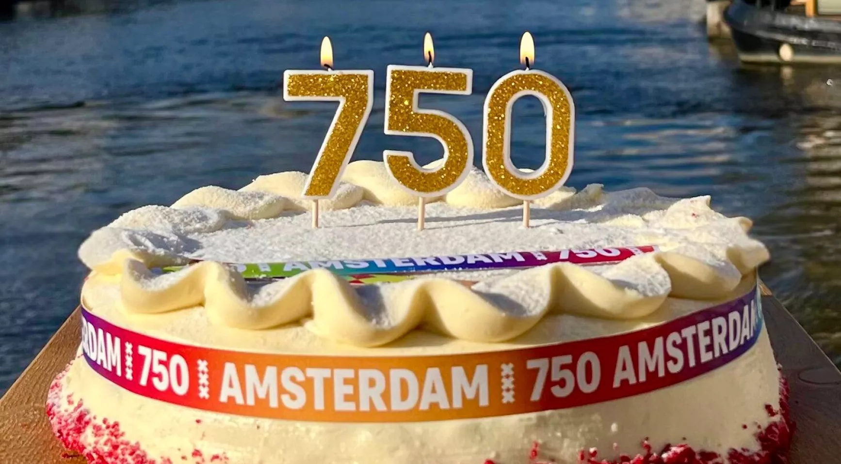 Amsterdamse burgemeester deelt gratis cake op laatste dag van 750-jarig jubileum