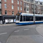 Amsterdamse bussen en trams ontbreken op een derde van de haltes in september