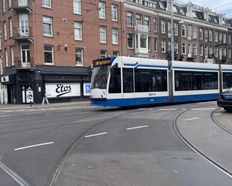 Amsterdamse bussen en trams ontbreken op een derde van de haltes in september