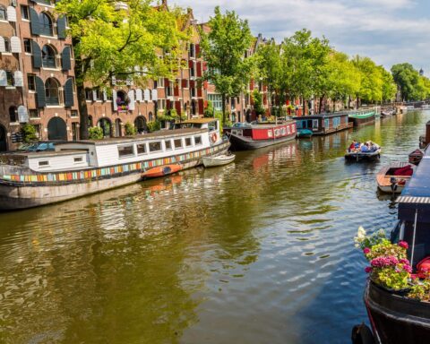 Amsterdamse gemeenteraad heeft onvoldoende controle over stadsinvesteringen, volgens Algemene Rekenkamer