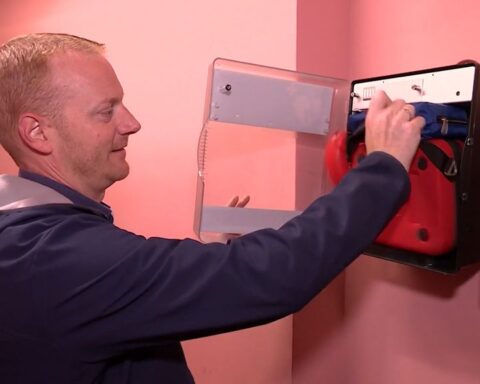 Artsen in Amsterdam brengen onbekende AED's in kaart voor betere levensreddende zorg
