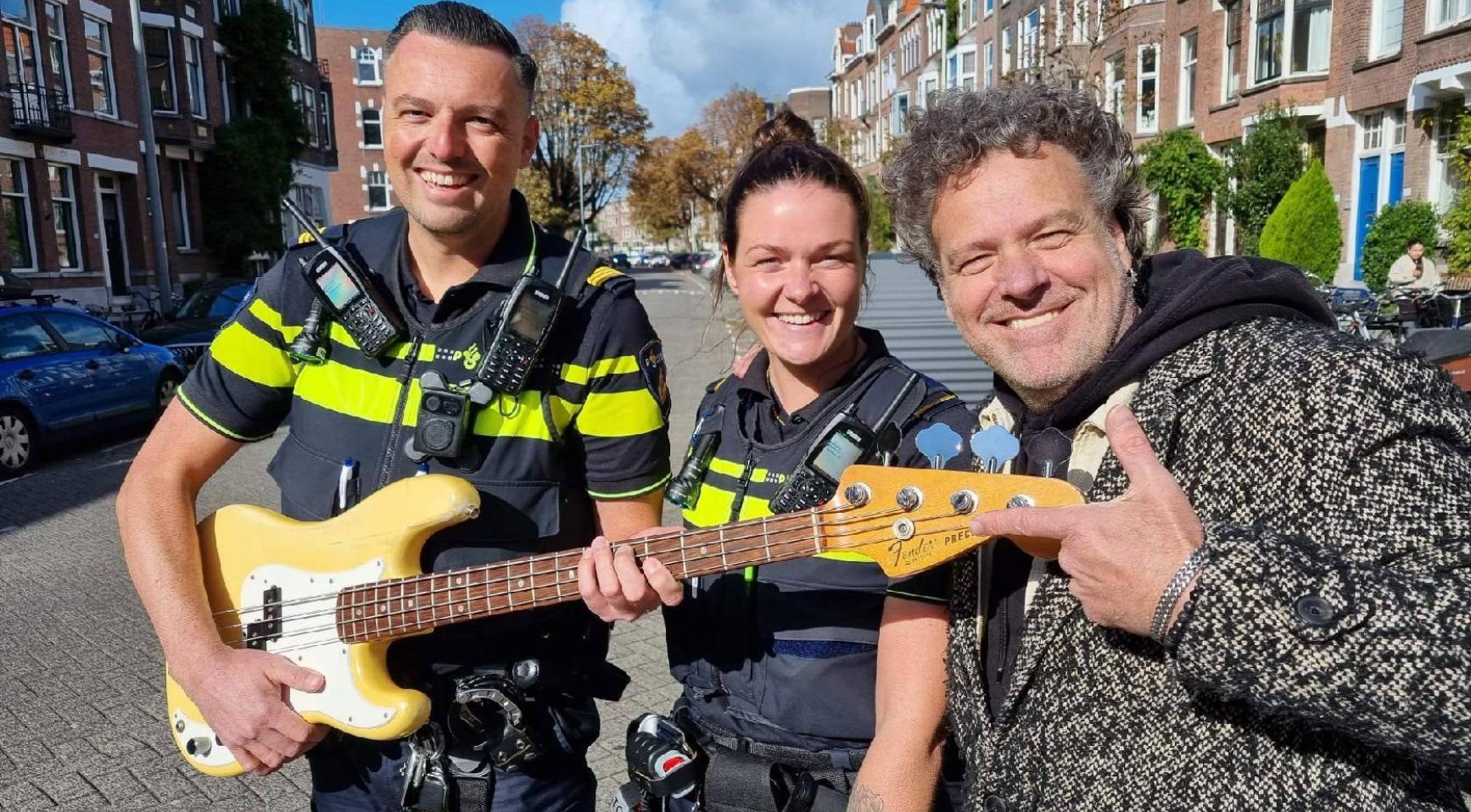 Bassist Ivo Severijns herenigd met gestolen gitaar na 13 jaar verdwijningsduur