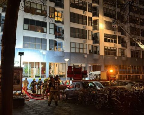 Brand in appartementencomplex Amsterdam Nieuw-West resulteert in ontruiming van honderd woningen