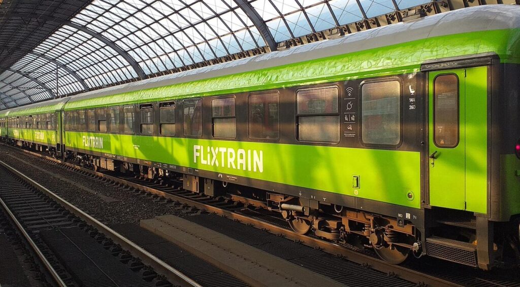 Budgetbusbedrijf Flix plant lancering van spoorwegdiensten in Nederland