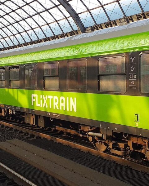 Budgetbusbedrijf Flix plant lancering van spoorwegdiensten in Nederland