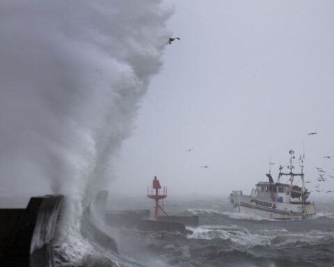 Code oranje voor storm Benjamin vervroegd in Nederland, kustprovincies bereiden zich voor