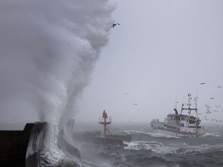 Code oranje voor storm Benjamin vervroegd in Nederland, kustprovincies bereiden zich voor