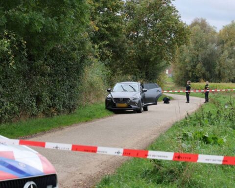 Dode man in auto ontdekt in Boxmeer, politie zet 25 rechercheurs in
