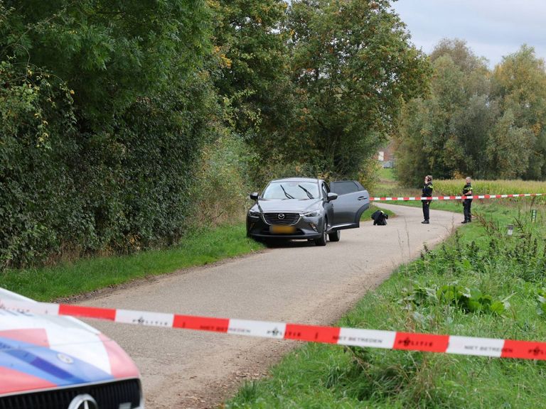Dode man in auto ontdekt in Boxmeer, politie zet 25 rechercheurs in