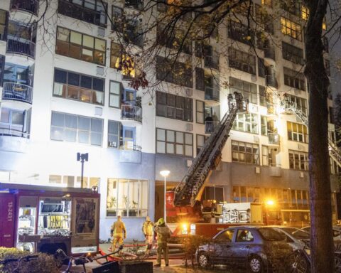 Dodelijk brand in Amsterdamse appartementencomplex, vijf gewonden en 100 woningen onbewoonbaar