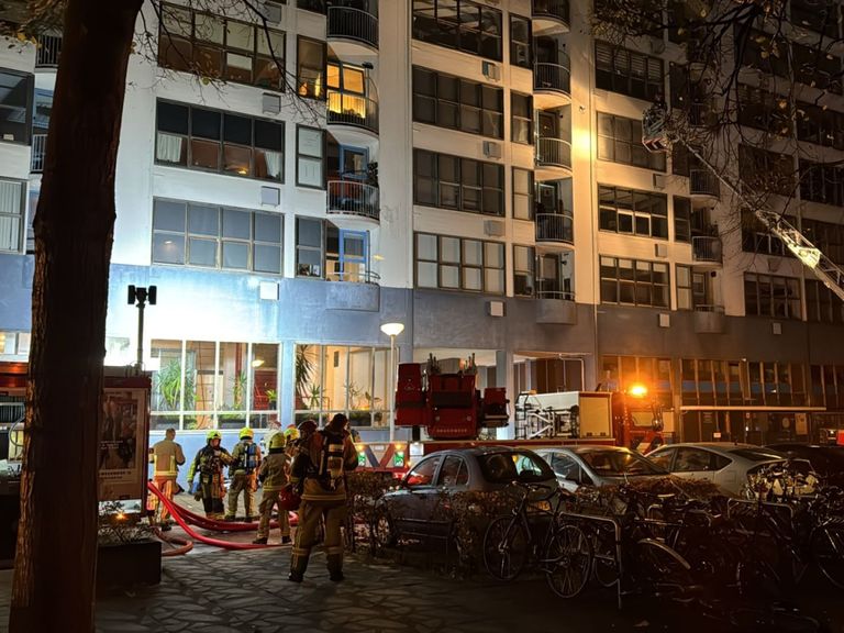 Dodelijk slachtoffer bij brand in appartementencomplex Amsterdam Nieuw-West, honderd woningen geëvacueerd