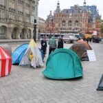 Dolle Mina's protesteren met tenten tegen tekort aan opvangplekken voor vrouwen in Nederland
