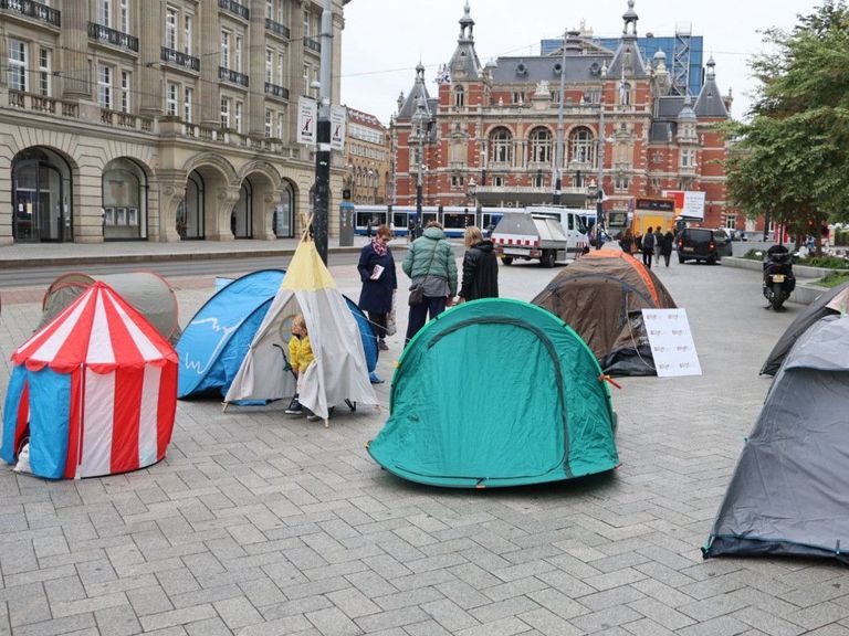Dolle Mina's protesteren met tenten tegen tekort aan opvangplekken voor vrouwen in Nederland