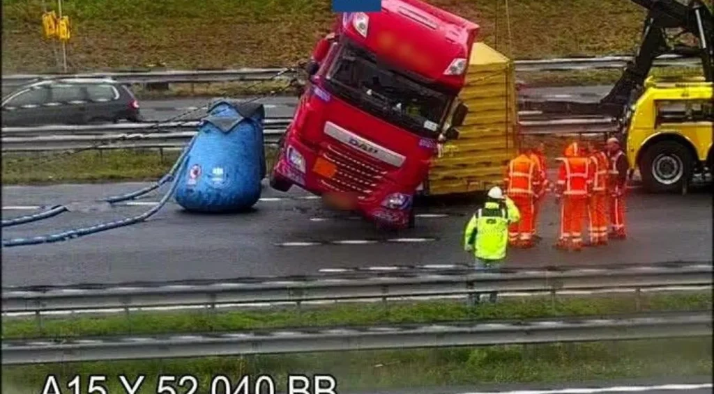 Drie gewonden bij 10-voertuigenongeluk in Groningen; drukste spits tot nu toe met 1.100 km verkeer