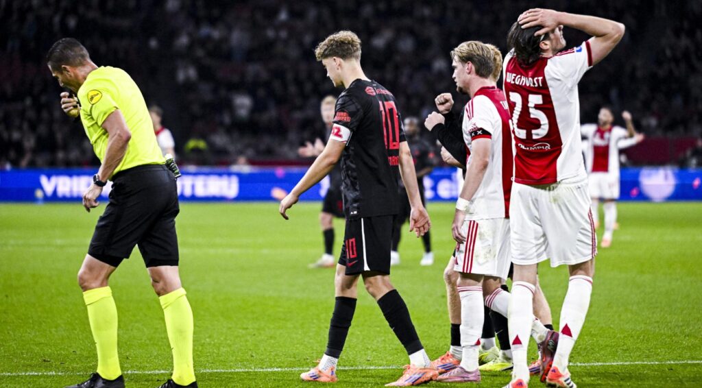 Druk op Ajax-trainer John Heitinga neemt toe na 2-0 nederlaag tegen AZ thuis