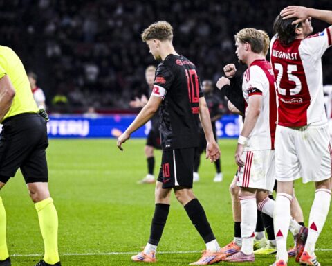 Druk op Ajax-trainer John Heitinga neemt toe na 2-0 nederlaag tegen AZ thuis