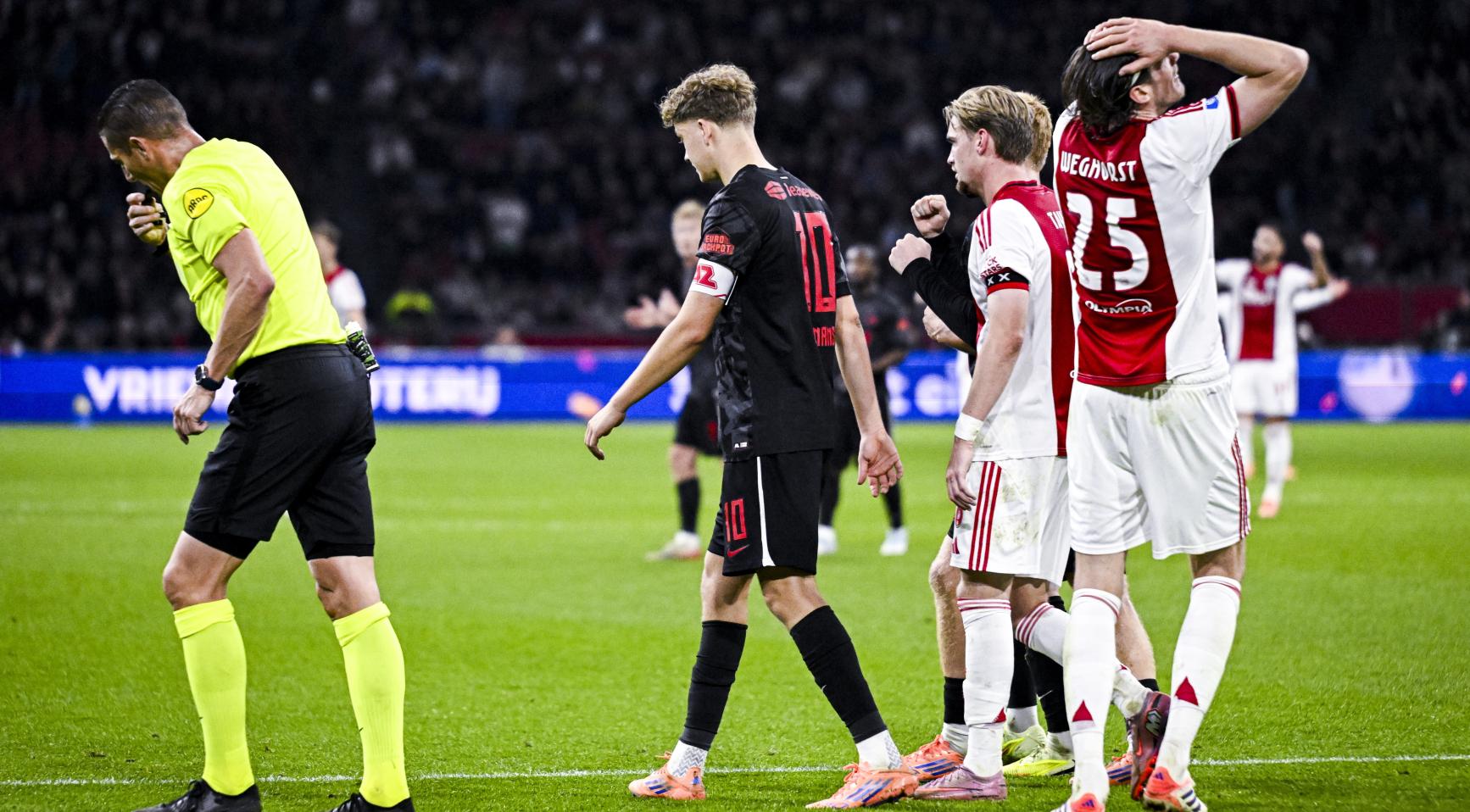 Druk op Ajax-trainer John Heitinga neemt toe na 2-0 nederlaag tegen AZ thuis