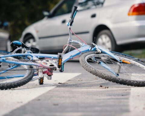 Fietser (23) omgekomen bij aanrijding met auto in Barendrecht; bestuurder aangehouden