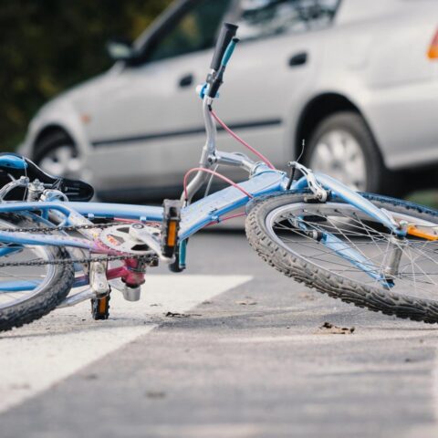 Fietser (23) omgekomen bij aanrijding met auto in Barendrecht; bestuurder aangehouden