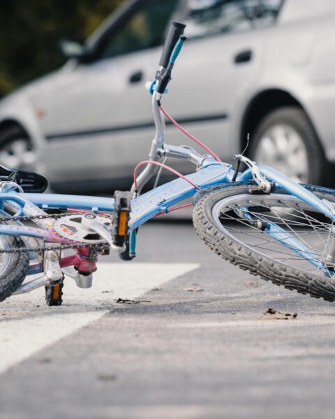 Fietser (23) omgekomen bij aanrijding met auto in Barendrecht; bestuurder aangehouden