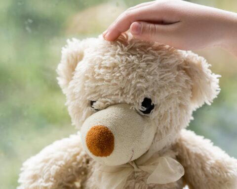 Fosterouders ontlopen poging tot doodslag wegens ernstige mishandeling van pleegdochter