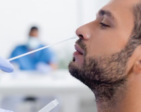 Gezondheidsautoriteiten roepen tot voorzichtigheid als nieuwe COVID-19-variant zich verspreidt in Nederland