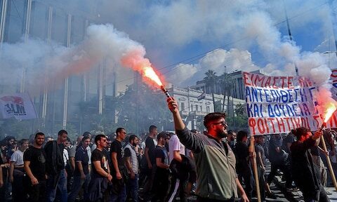 Griekse premier steunt 13-urige werkdag, maar er zijn protesten in het land