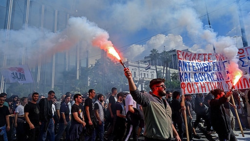 Griekse premier steunt 13-urige werkdag, maar er zijn protesten in het land