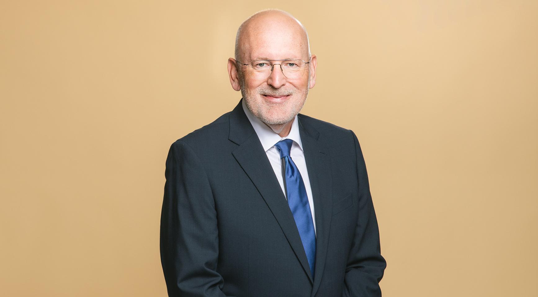 GroenLinks-PvdA-leider Frans Timmermans belaagd door gemaskerde mannen in Amsterdamse café