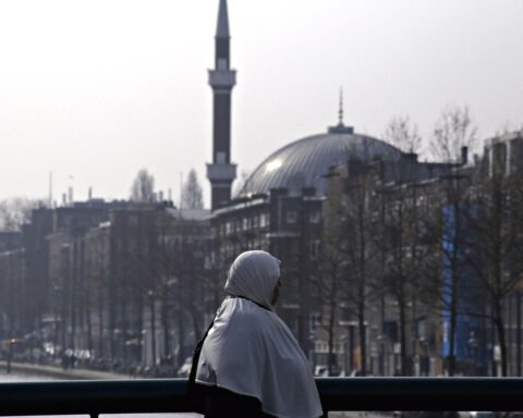 Groepen van moslims en vluchtelingen opgelucht over exitpollresultaten, bezorgd over opkomst van rechts