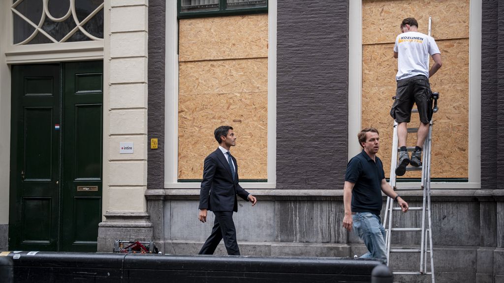 Haagse politie onderzoekt poging tot plaatsen Prinsenvlag op D66-partijbureau