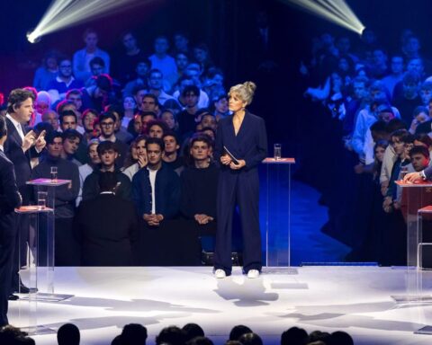 Handschoenen werden verwijdert tijdens het EenVandaag verkiezingsdebat