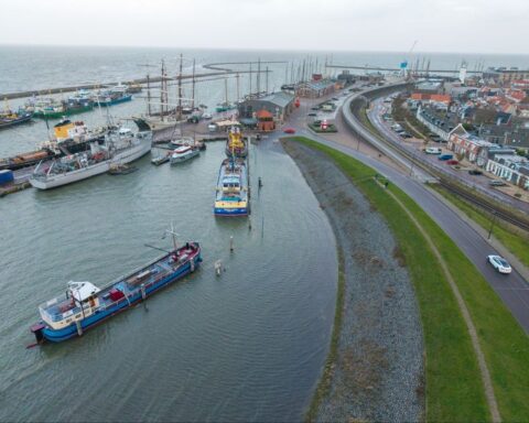 Harde wind veroorzaakt hoogwater in Nederland, veerboten tijdelijk uit de vaart