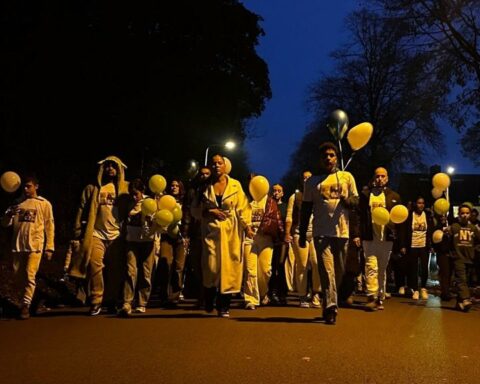 Honderden mensen lopen stille tocht in Terneuzen ter herdenking van moeder (29) en dochter (5)