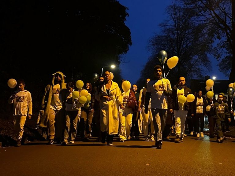 Honderden mensen nemen deel aan stille tocht in Terneuzen ter herdenking van moeder en dochter