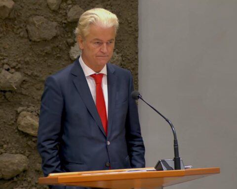 Internationale media volgen de Nederlandse verkiezingen nauwlettend terwijl Wilders en Jetten nek-aan-nek staan
