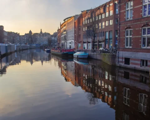 Klokken gaan zondag om 3 uur een uur terug terwijl de discussie over zomertijd voortduurt