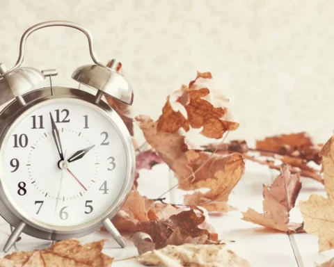 Klokken in Nederland worden een uur teruggezet om wintertijd te starten