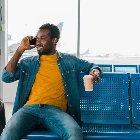 Kosten stijgen op Schiphol: reizigers betalen de hoogste prijzen van Europa voor koffie, bier en parkeren