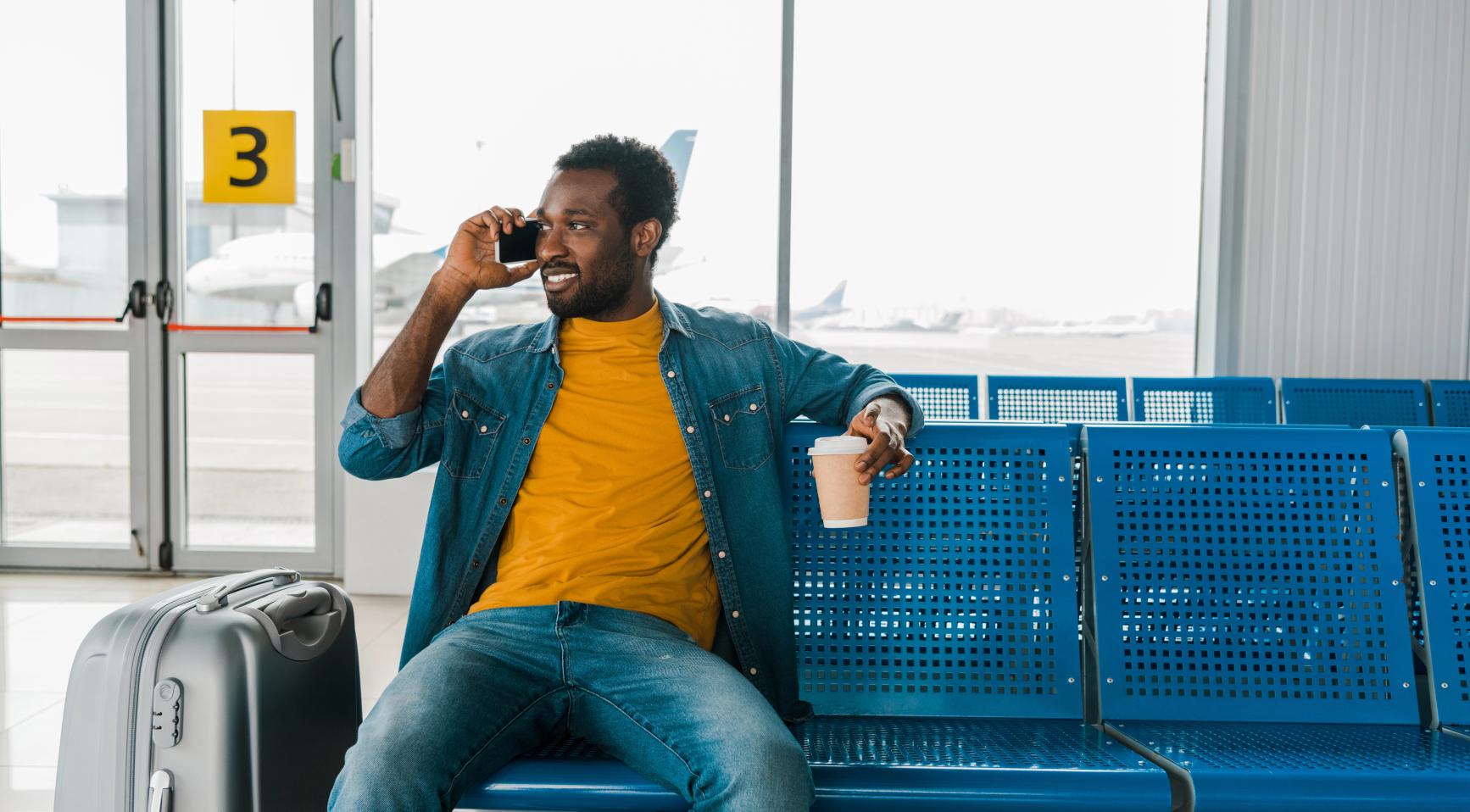 Kosten stijgen op Schiphol: reizigers betalen de hoogste prijzen van Europa voor koffie, bier en parkeren