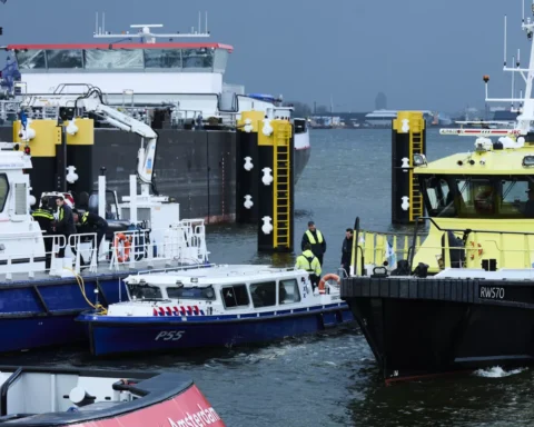 Lichaam gevonden tijdens zoektocht naar vermiste werknemers na scheepsramp in Amsterdamse haven