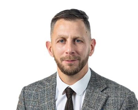 Maikel Boon van de PVV lijkt zijn zetel in het parlement te behouden ondanks controverse over AI-beelden van Timmermans