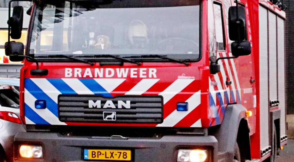 Man overleden na brand in appartement in Amsterdam; 17 woningen onbewoonbaar