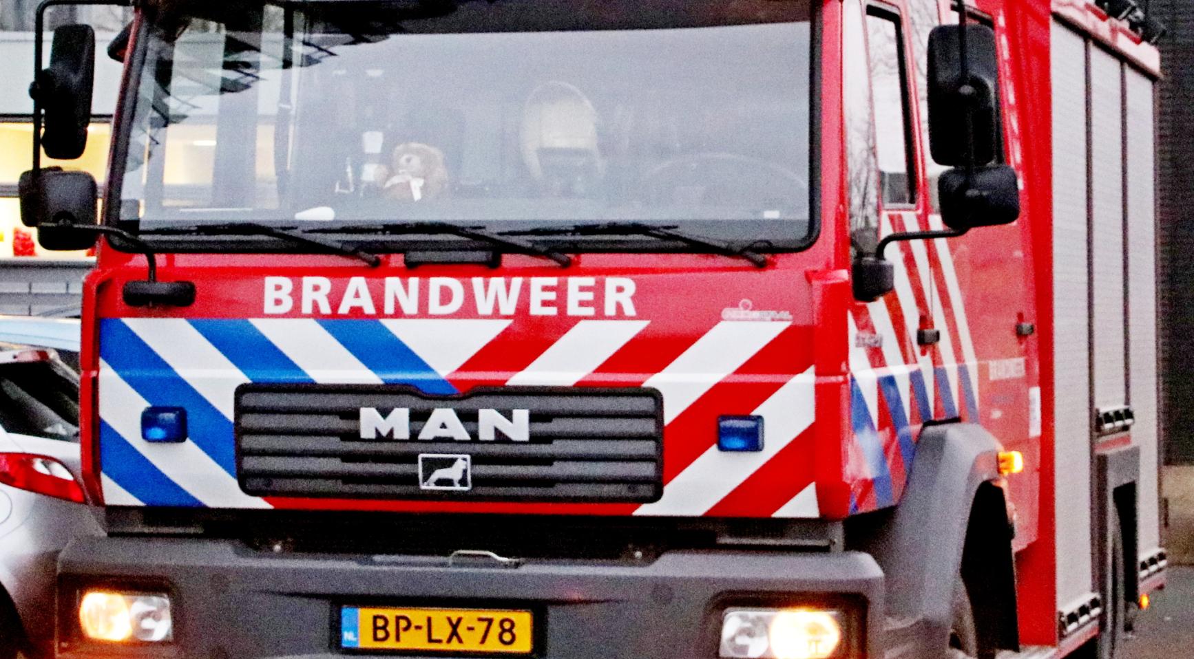 Man overleden na brand in appartement in Amsterdam; 17 woningen onbewoonbaar