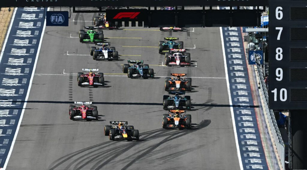 Max Verstappen wint opnieuw in Austin, verkleint achterstand op McLaren-duo in titelrace