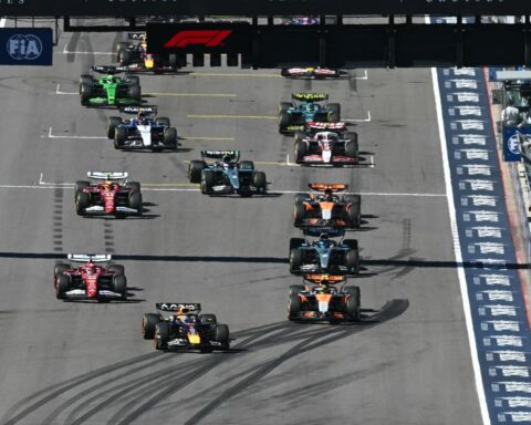 Max Verstappen wint opnieuw in Austin, verkleint achterstand op McLaren-duo in titelrace
