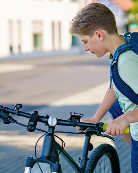Meer dan 36.000 kinderen fietsen dagelijks op onveilige wegen nabij Nederlandse basisscholen