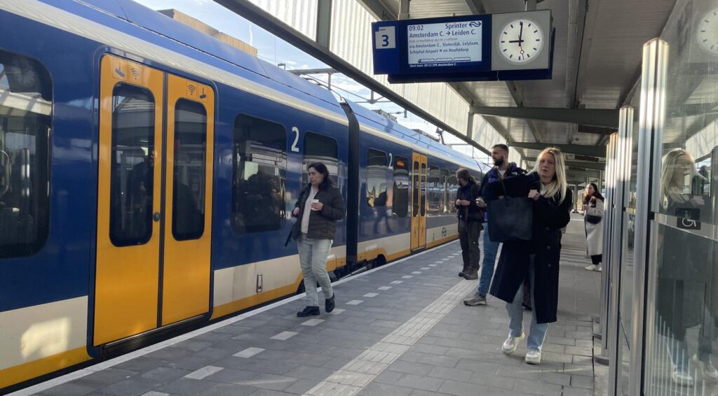 Minder treinen door tekort aan verkeersleiders; veel routes getroffen